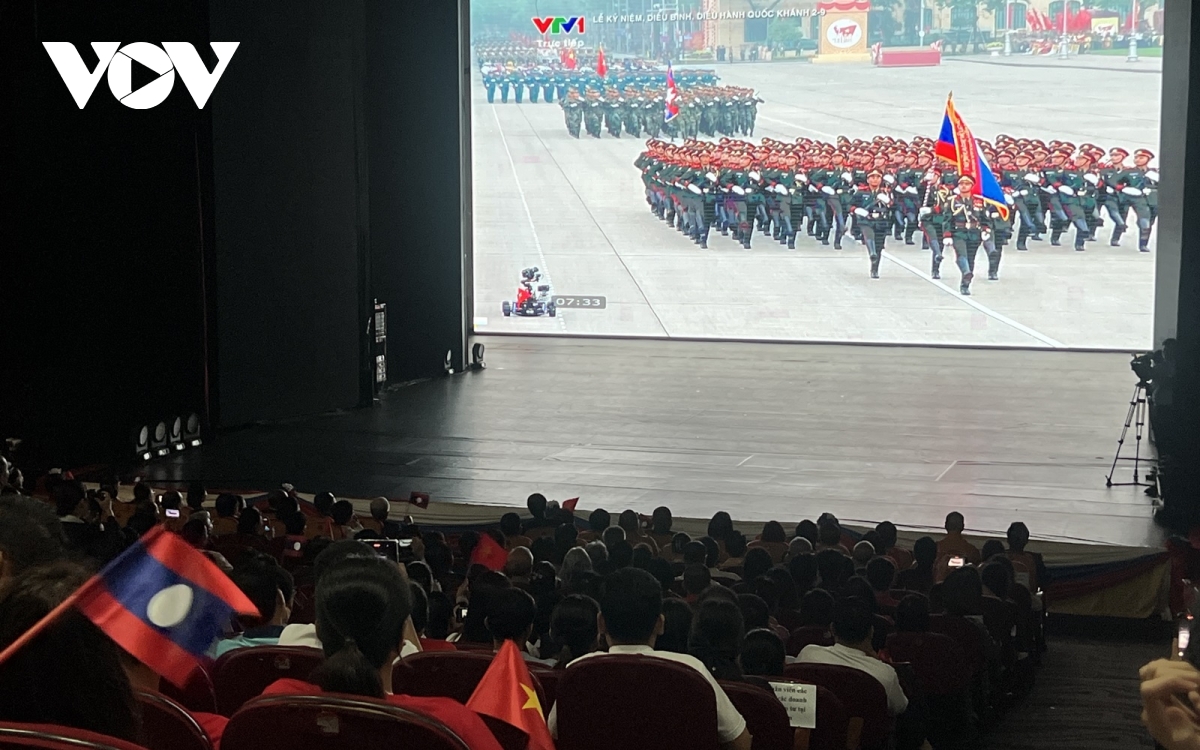 Kiều bào Việt Nam tại Lào theo dõi Lễ diễu binh, diễu hành 80 năm Quốc khánh 2/9